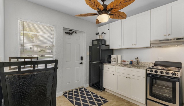 1-Bedroom Condo with Waterview Balcony - Lighthouse - Welcome to our stunning one-bedroom condo room with a balcony- Lighthouse