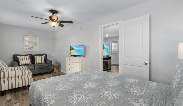 1-Bedroom Condo with Waterview Balcony Fisherman Cabin - Welcome to our stunning, one-bedroom condo room with a balcony!