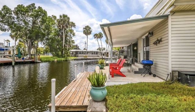 1-bedroom cottage and private boat dock on deepwater canal close to the springs