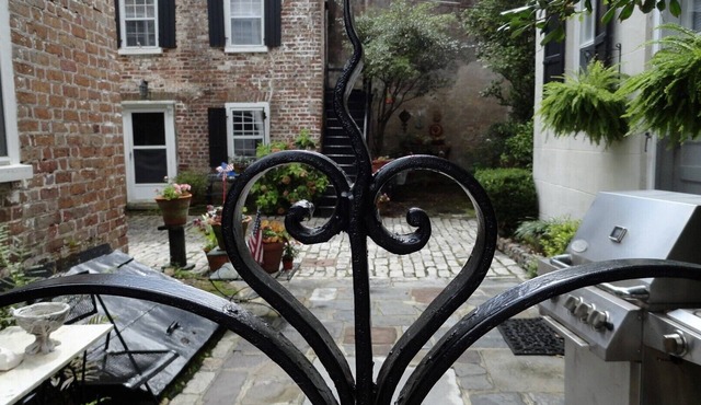 1 Bedroom Cottage in the Old Historic District. Free Street Parking.