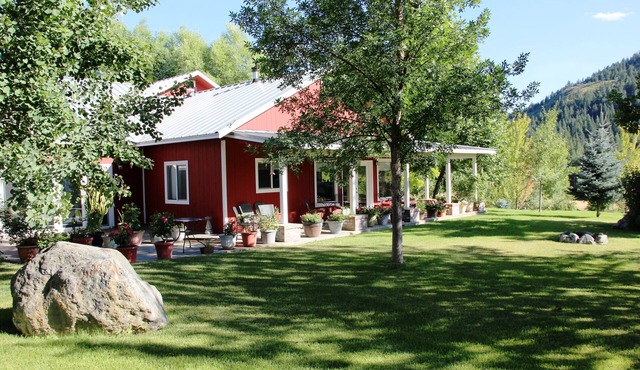 1-bedroom cottage just 14 minutes from Franklin D Roosevelt Lake