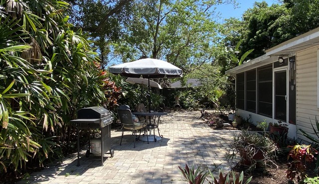 1-bedroom cottage just 10 minutes from Siesta Key Beach