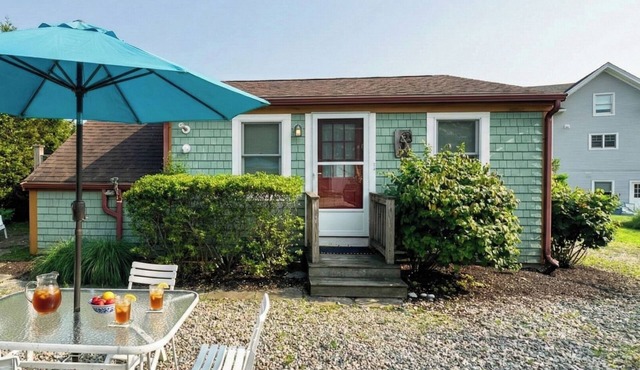 1 bedroom cottage, sleeps 4, walk to quiet beach
