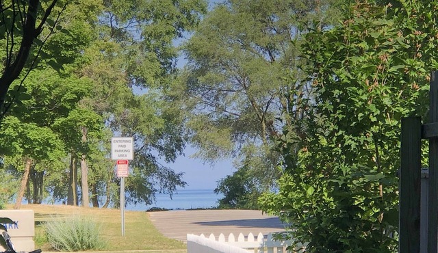 1-bedroom cottage steps to Lake Michigan Beach fire pit