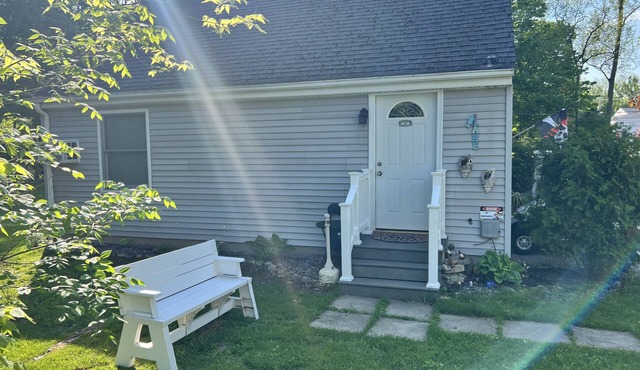 1 Bedroom Cottage with Full Kitchen, Full Bath, W&D Walking distance to downtown