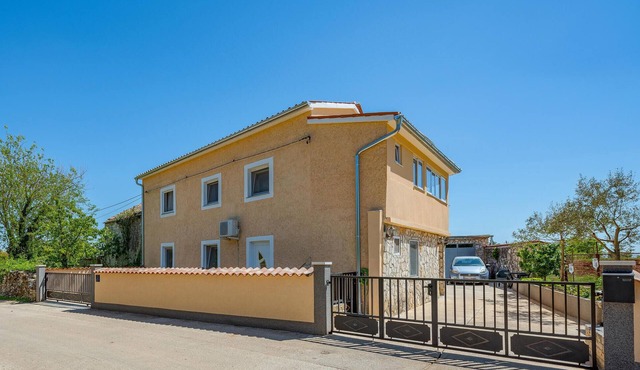 1 bedroom cozy apartment in Divsici