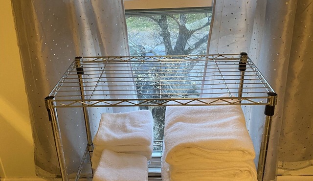 1 bedroom cozy cottage loft with free parking on premises