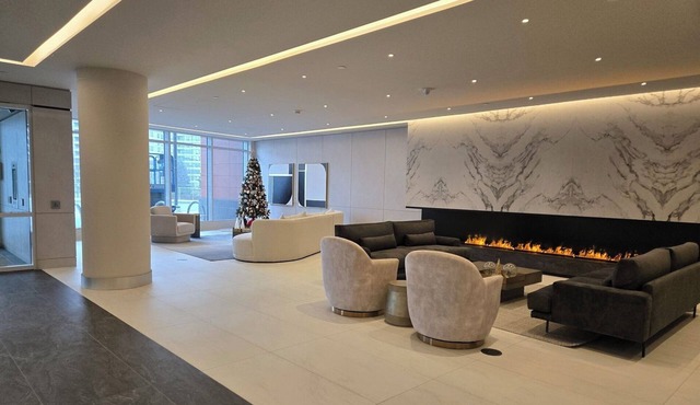 1 Bedroom + Den Elegant Luxury Apartment in Thornhill Vaughan