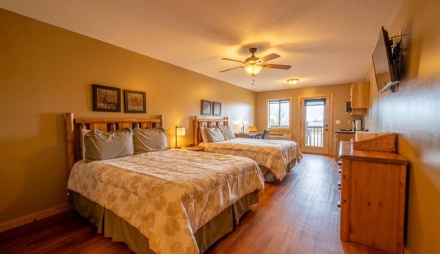 1-bedroom double queen hotel Cabin 13, overlooking Mille Lacs Lake