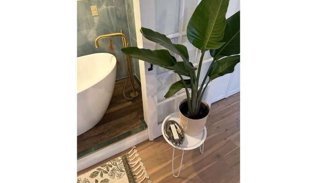 1 Bedroom English Country Suite with Soaking Tub and Pool By NYC train