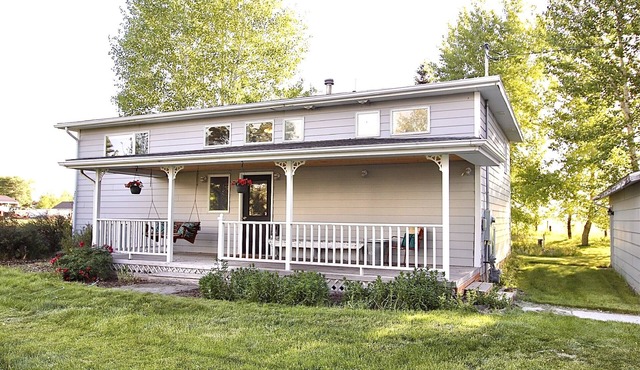 1 bedroom farmhouse on 2 lovely acres on the outskirts of Bozeman, Pets Allowed