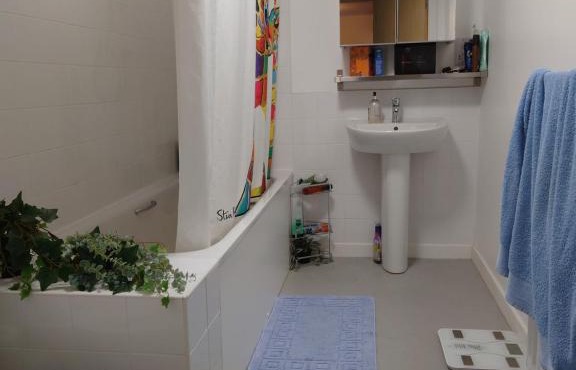 1 bedroom flat, 5 minutes walk to city centre, 2 minutes to underground, 1 minute to bus and 15 minutes walk to COP 26