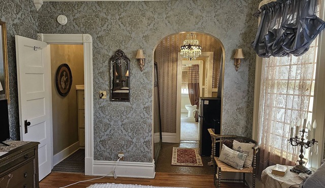 1 bedroom furnished suite in Historic home perfect for traveling professional