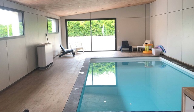 1-bedroom gîte with access to covered, heated swimming pool. 2 steps from the sea