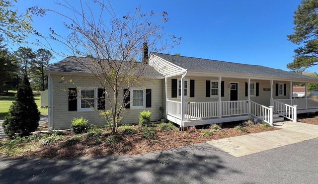 1-Bedroom Guesthouse with a private entrance, Patio, & Parking