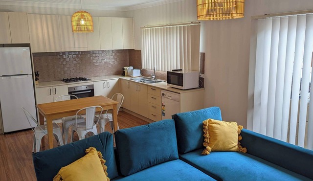 1 bedroom guesthouse near airport with private access and parking