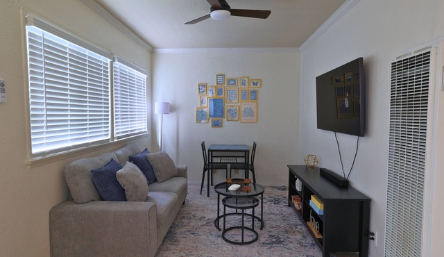 1 Bedroom home for extended stays near Bixby Knolls + Free WiFi + Queen Bed