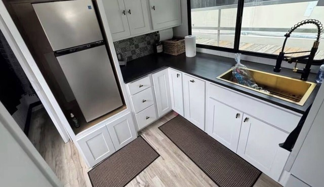 1-bedroom house boat with AC. Close to downtown, parks, restaurants.