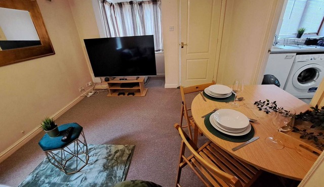 1 Bedroom House Close to M1, Tesco, Pub