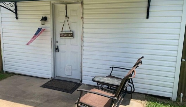 1 bedroom house- personal driveway/yardn