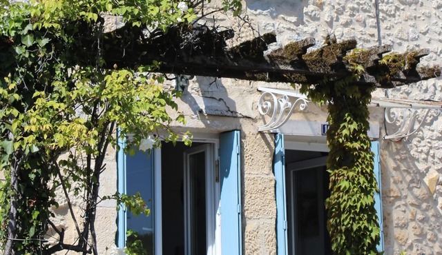 1 bedroom house - South terrace facing the river (NO GARDEN)