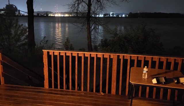 1-bedroom house w/Cabin Interior on the Mississippi River.Campbells Island