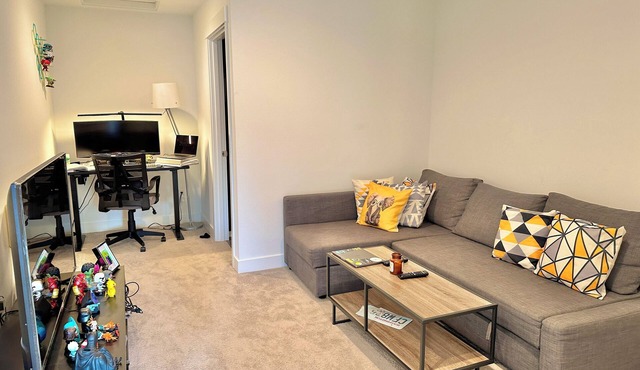 1 bedroom in a Charming townhome in North Seattle Lynnwood area, close to I-5