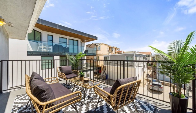 1-Bedroom in Downtown Manhattan Beach Steps to The Sand With Parking