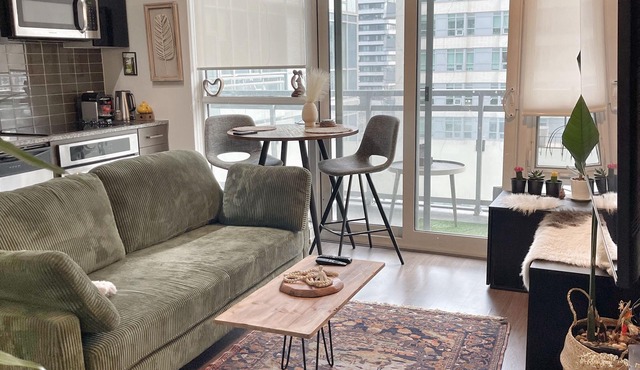 1 bedroom in midtown Toronto, with a pool and a gym, 6 minutes away from subway