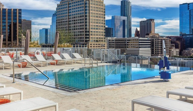1 Bedroom in the heart of Austin Amazing Rooftop Pool!
