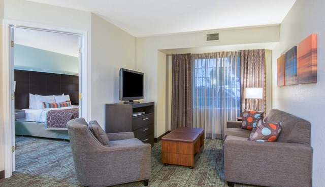 1 Bedroom | Indoor Pool. Free Breakfast.