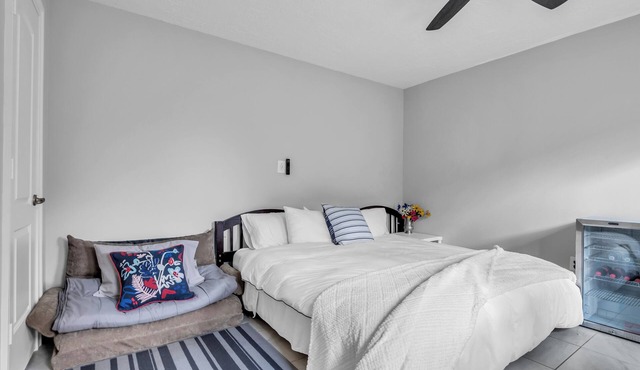 1 Bedroom King Bed Bungalow-Kitchen-Living Rm-Patios-Garage-Park-Energy Corridor
