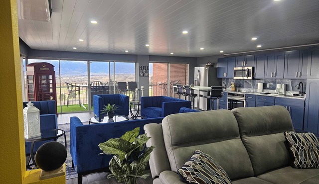 1 Bedroom Luxurious Loft perfect for Entertaining!