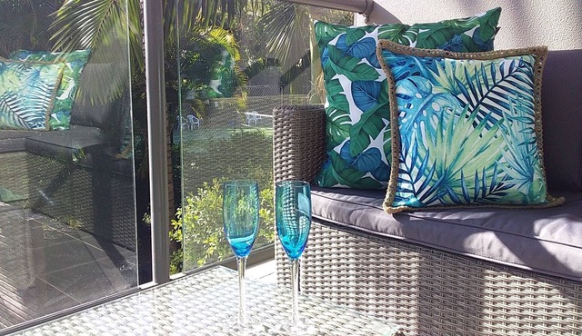 1 BEDROOM MODERN APARTMENT SLEEPS UP TO 4 PEOPLE.