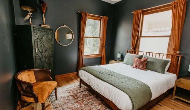 1 bedroom Modern Victorian in heart of downtown