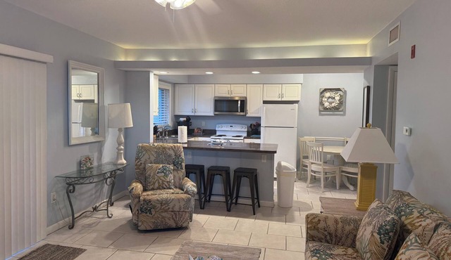 1-bedroom oceanfront condo with WiFi, AC in amazing Cocoa Beach