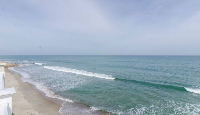 1 Bedroom Oceanfront Condo in The Riggings!