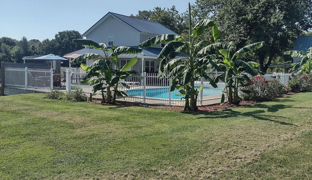 1-bedroom poolhouse w/private heated pool, within 10 miles to 11 distilleries.