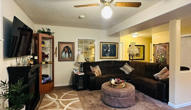 1 Bedroom Privately exclusive 1500 ft.² Hot-tub Sauna gym - Make Memories