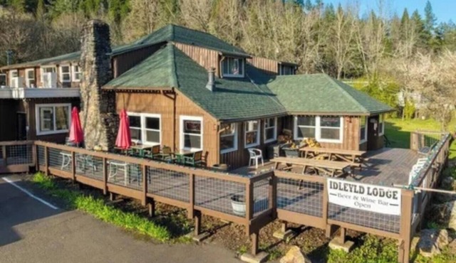 1 Bedroom Queen Suite- Historic Lodge on the North Umpqua River