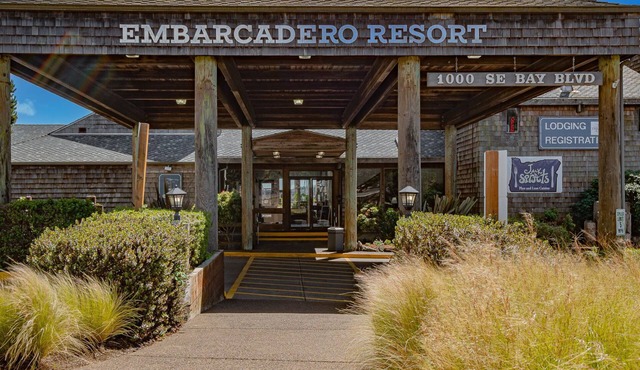 1-Bedroom Queen Suite with Balcony & Pool Access