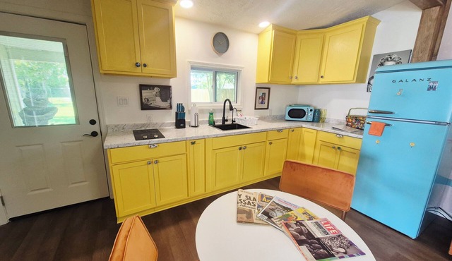 1-bedroom Retro Retreat, detached apartment, with all the vintage vibes.