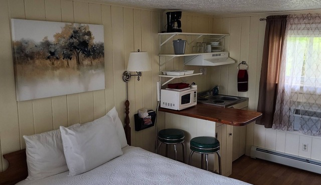 1-Bedroom Room with Kitchen & WiFi in Quiet Wilton