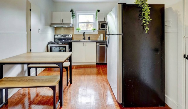 1 bedroom + Sofa bed + Wifi + Free street parking