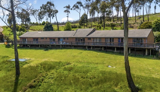 1 bedroom studio very quiet with farm view in Heathcote junction.