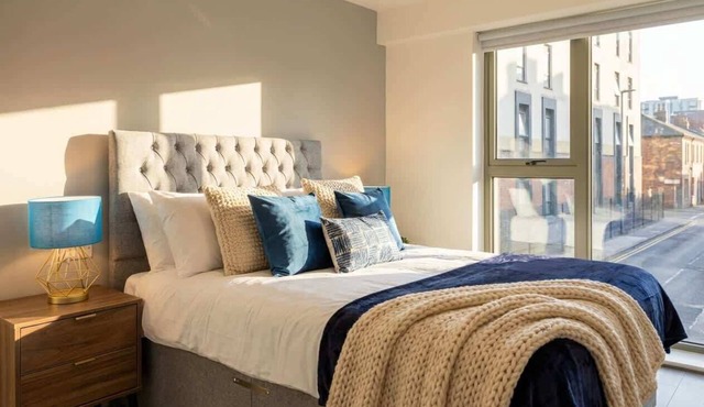 1 Bedroom Stylish Liverpool Apartment with Balcony