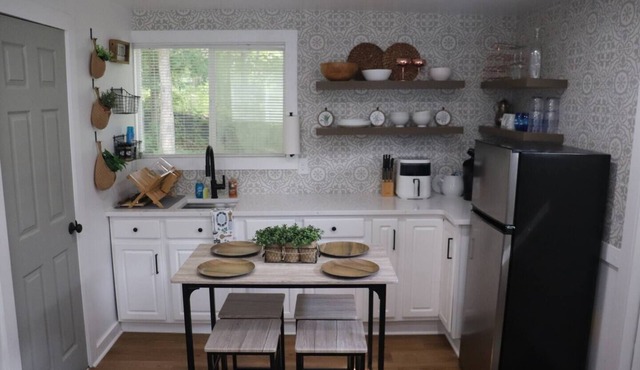 1-bedroom tiny home with AC and WiFi in Dawsonville, GA across from Lake Lanier