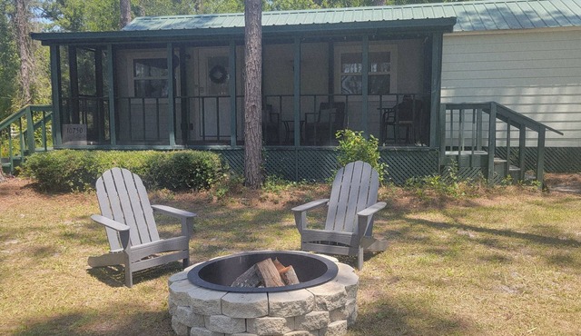 1 bedroom tiny house 8 minutes from Spirit of the Suwannee Music Park.