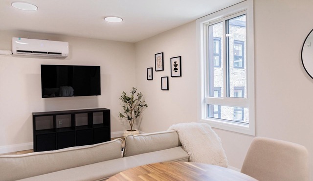 1 bedroom Trendy Unit with Living Space and full kitchen in prime location
