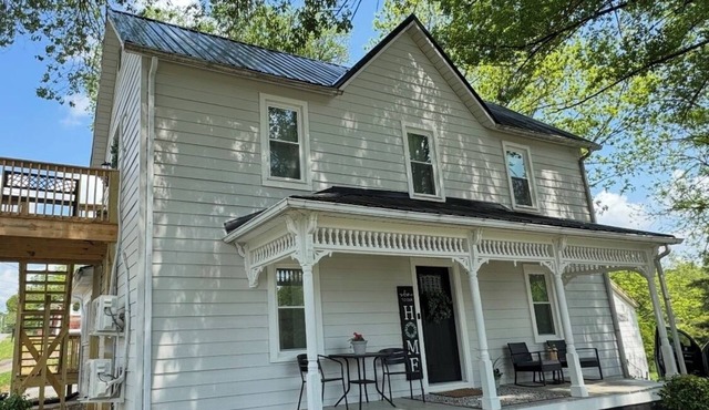 1 bedroom Upstairs Downtown Greeneville- Park Place